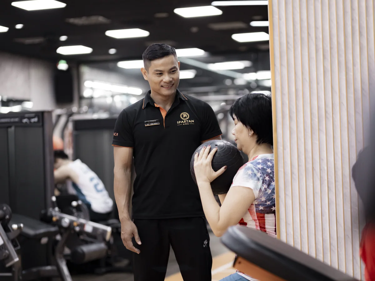 PT Spartan đo InBody và đánh giá hiện trạng cho khách hàng trước khi tập