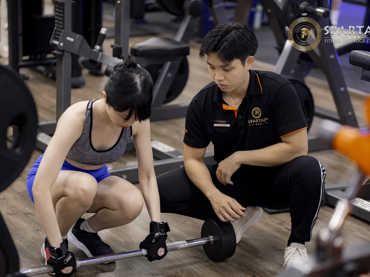 PT Spartan chỉnh kỹ thuật từng góc tập cho khách hàng