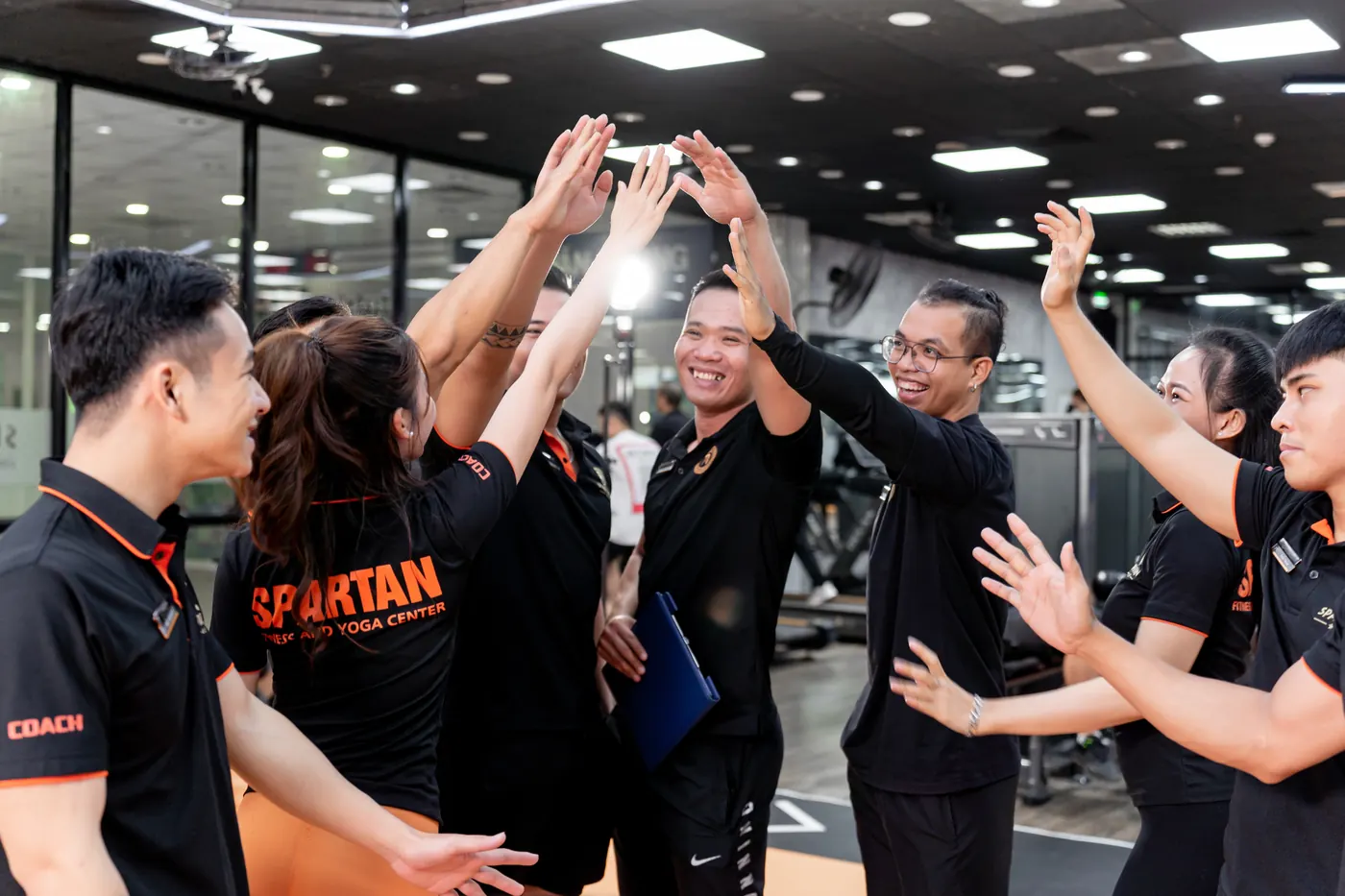 Đội ngũ Spartan cùng nhau tạo động lực trong phòng tập