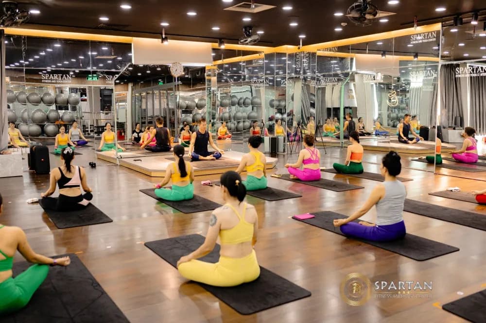 Lớp Yoga trong studio Spartan phù hợp người mới