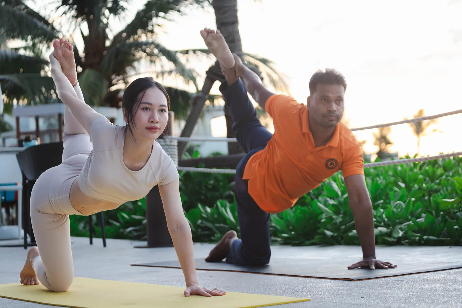 Giáo viên hướng dẫn Yoga ngoài trời