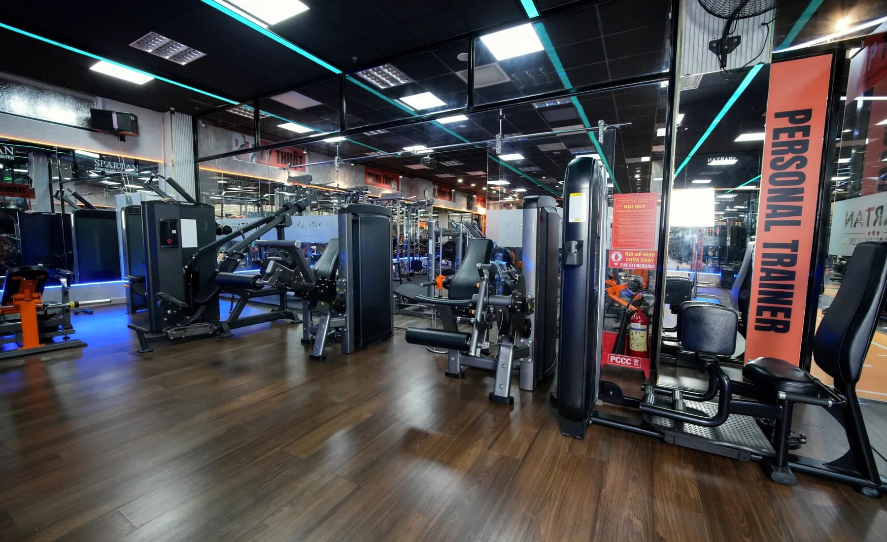 Không gian máy Spartan với điều hòa và trần thoáng