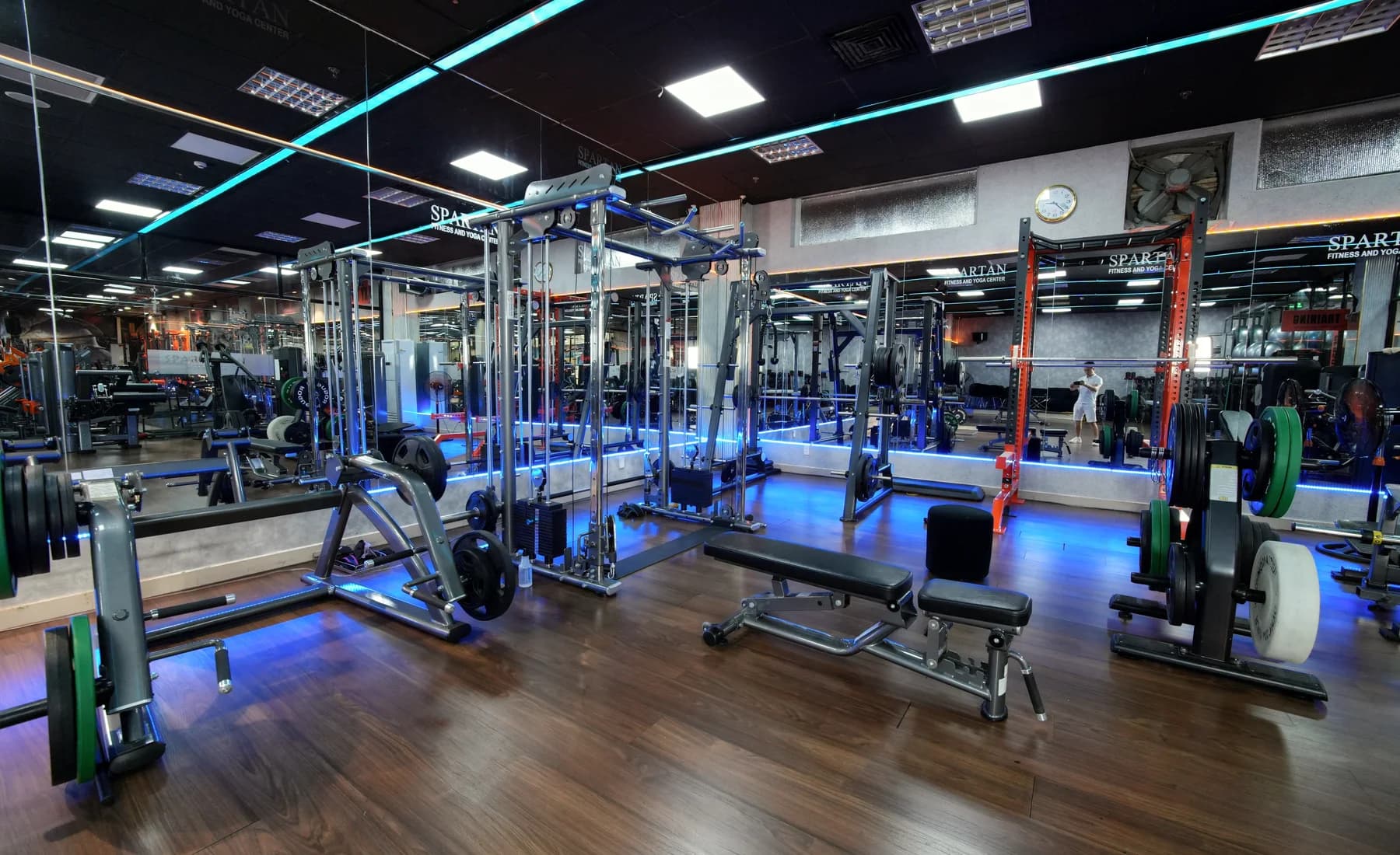 Dàn rack, cable và tạ tự do tại Spartan Nha Trang