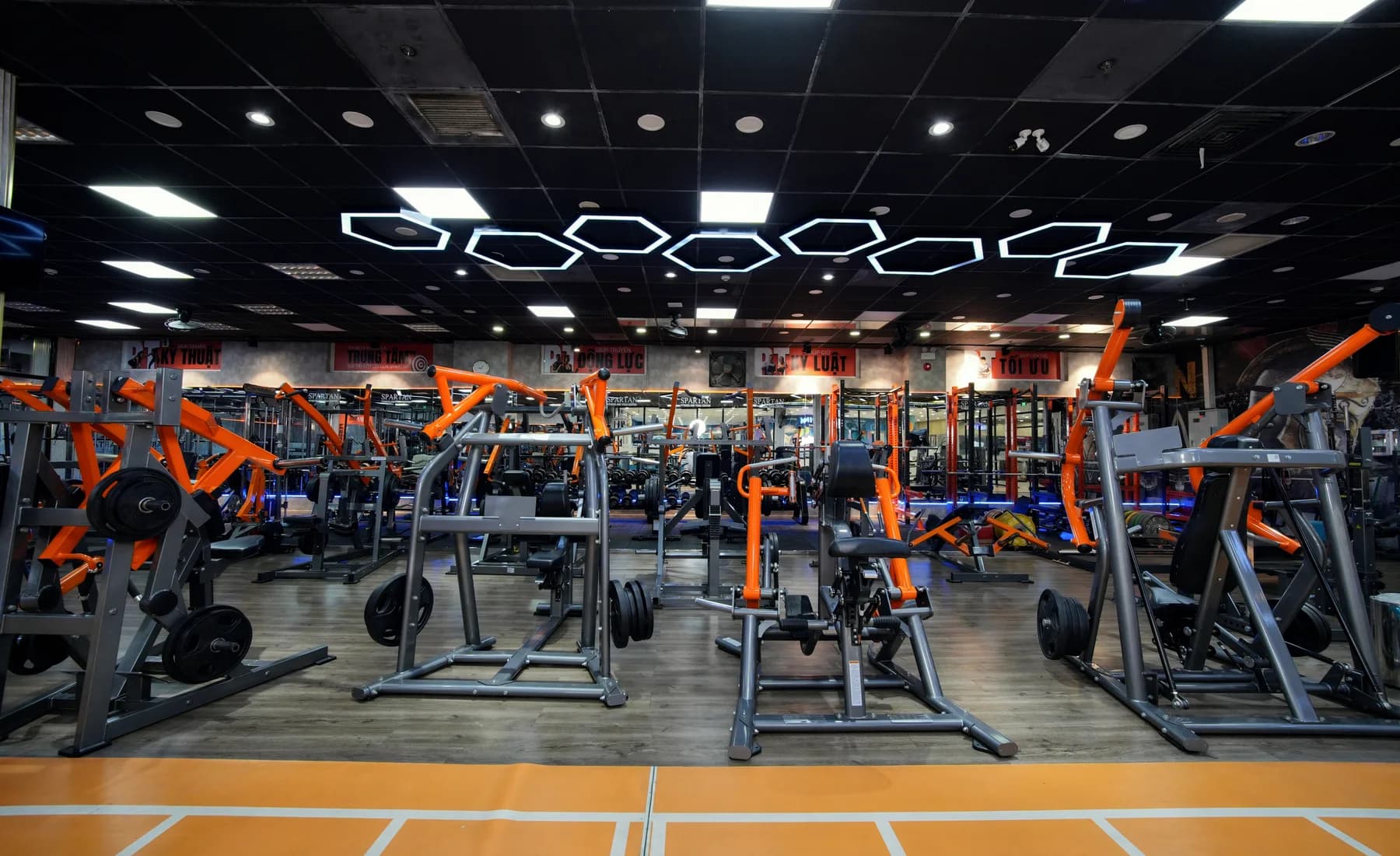 Dãy máy tập chất lượng tại Spartan Nha Trang