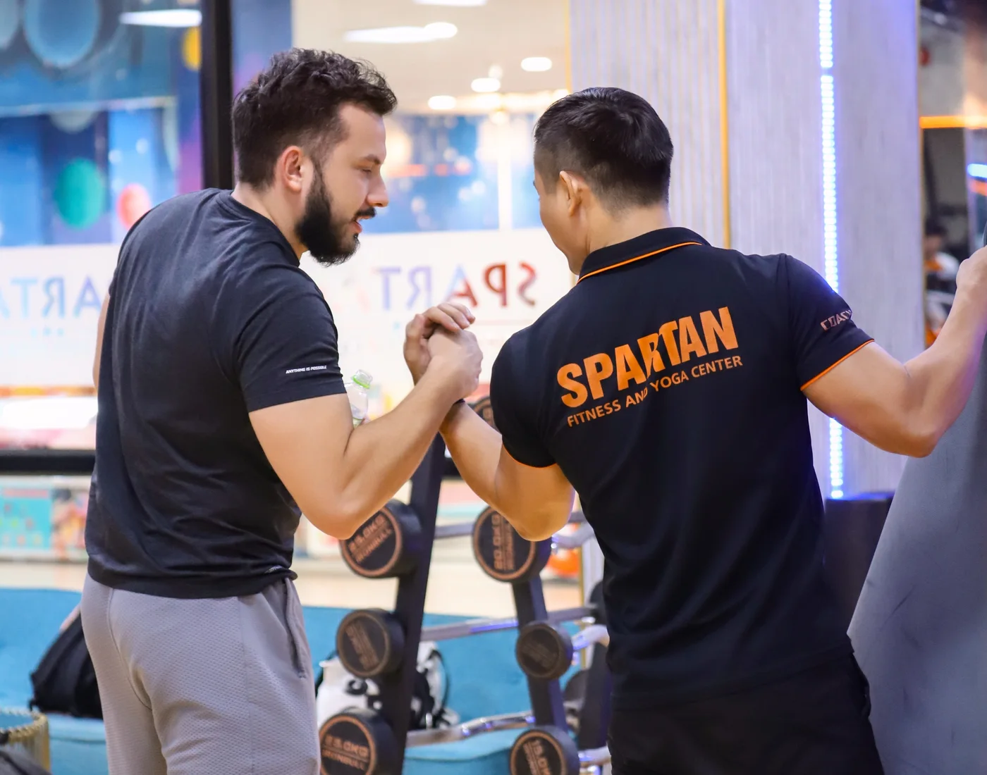 Huấn luyện viên Spartan hướng dẫn hội viên tại khu máy