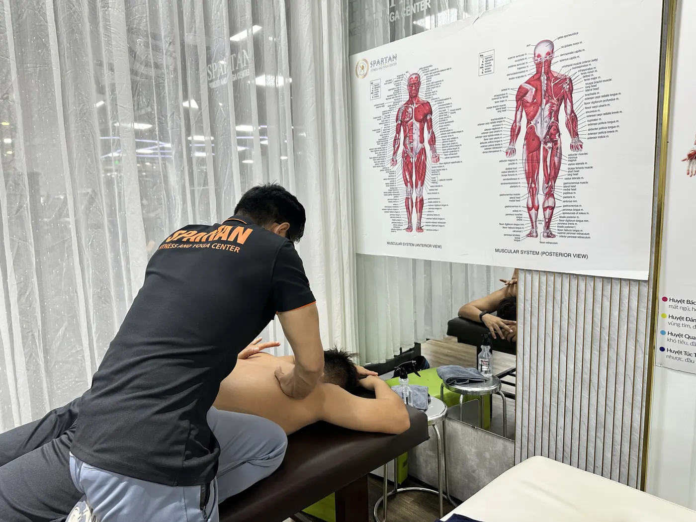 Huấn luyện viên Spartan Fitness Nha Trang đánh giá thể trạng và tư vấn lộ trình cho hội viên